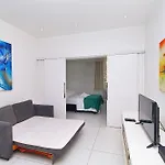 Studio moderno com vista lateral para o mar na quadra da praia em Copacabana!