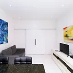 Studio moderno com vista lateral para o mar na quadra da praia em Copacabana!