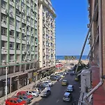 Studio moderno com vista lateral para o mar na quadra da praia em Copacabana!