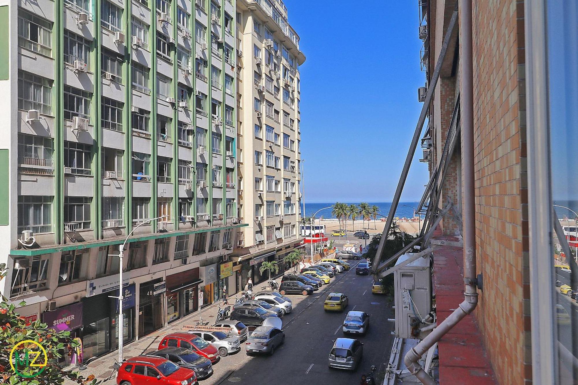 Apartamento Com Vista Lateral O Mar Em Copacabana